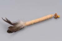 Игрушка WOGY для кошек Палочка Мататаби 16см с перьями 17см, джут. нитью, колокольчиком и плодами мататаби